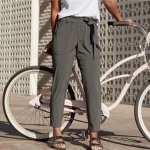Athleta Featherlight Paper Bag High Tie Waist Women's Light Gray Pants 10P